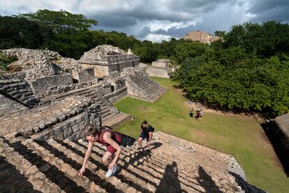 Visitantes en la zona arqueológica maya de Ek Balam, cerca de la ciudad de Valladolid.