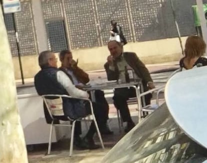 El magistrado Julián Pérez-Templado en un bar junto a Cosme Ruiz y a otra persona sin identificar.