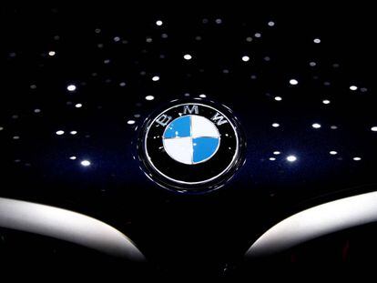 Insignia de la marca de coches BMW.