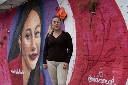 Karen Martinely posa frente al grafiti de su hija  Renata Martinely de 13 años, quien fue encontrada sin vida al interior de su domicilio, en Ixtapaluca, Estado de México.

