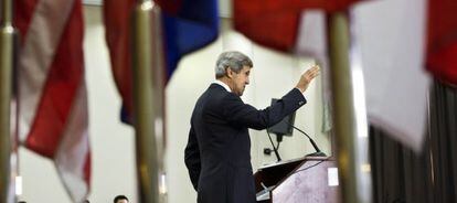 Kerry da una rueda de prensa en Brunei. 
