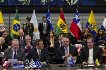 Los ministros de exteriores de Uruguay, Per&uacute; y Ecuador, en la reuni&oacute;n de la Unasur. 