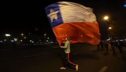 Los chilenos celebran la victoria de su equipo ante Ecuador.