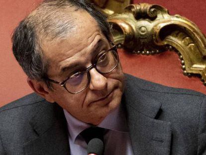 El ministro de Econom&iacute;a italiano Giovanni Tria participa en una sesi&oacute;n de control en el Senado en Roma.