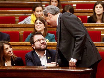 El presidente de la Generalitat de Cataluña, Quim Torra (a la derecha), felicita al vicepresidente, Pere Aragonès, en presencia de Meritxell Budó. En vídeo, así han celebrado ERC y Junts la noticia de la inmunidad de Junqueras.