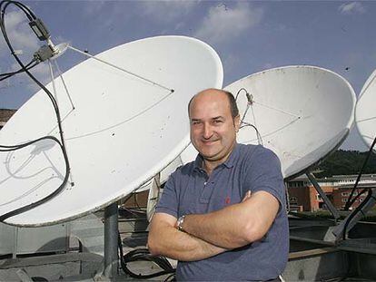 Andoni Ortuzar posa entre las antenas parabólicas en la terraza de la sede central de EITB en Iurreta.