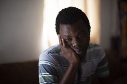 Alvaro Nguinamau llegó a Piedras Negras hace 14 días proveniente de la República Democrática del Congo, ahora espera la resolución de su trámite de asilo.