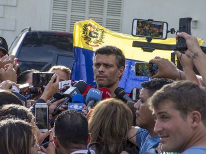 Leopoldo López habla con los medios en la puerta de la residencia del embajador de España en Venezuela.