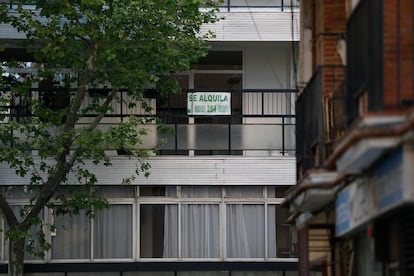 Un cartel de alquiler en un piso en Madrid, en una imagen del pasado abril.