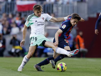 Gavi y Pablo Ibáñez en una acción durante el partido entre el Barcelona y Osasuna en el Camp Nou este martes.