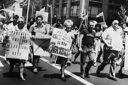 Padres y amigos de gays y lesbianas se sumaron al desfile de 1983 en Nueva York para dejar claro que los apoyaban. "Mi hijo gay es el mejor", uno de los mensajes más emotivos de la imagen.