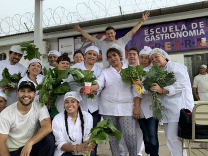 Participantes de un curso de hostelería en la escuela de gastronomía de la Red Creer, en Argentina.