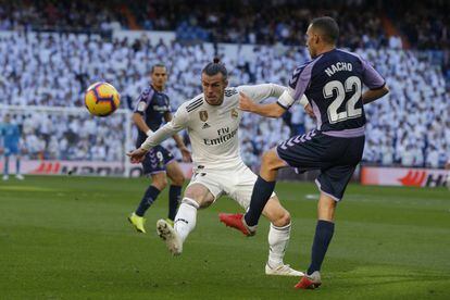 Bale (i) y Nacho, en una acción del partido.