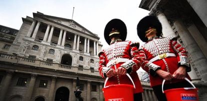 Guardias en las inmediaciones del Banco de Inglaterra, en Londres (Reino Unido).