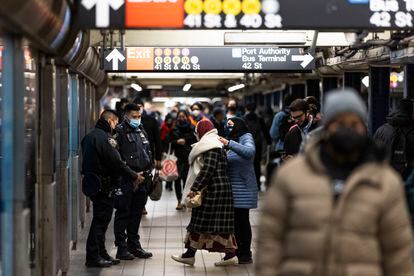 Un millar de policías ha reforzado la vigilancia en las instalaciones del metro.