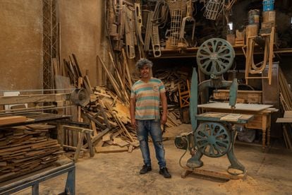 Gabriel Ariosa, carpintero, posa en su taller ubicado en la localidad de Río Segundo.