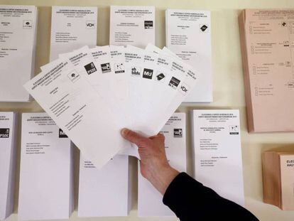 Papeletas electorales para las elecciones generales de distintas formaciones políticas. 
