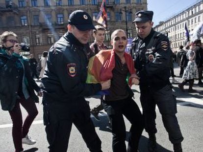La UE y EE UU piden que se investiguen los  creíbles informes  que hablan del caso de homosexuales arrestados que destapó el diario ruso  Nóvaya Gazeta 