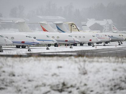 Los aviones privados estacionados en el aeropuerto de Dubendorf, en Suiza, durante la cumbre de Davos celebrada en enero de este año.