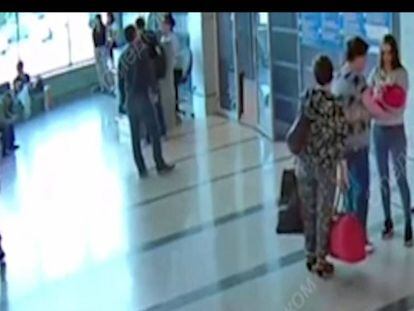 En vídeo, una mujer es captada en un aeropuerto de Rusia vendiendo a su bebé por 40 euros