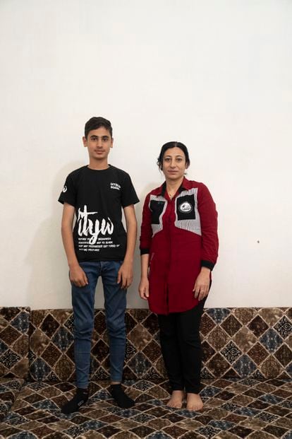 Samir, de 13 años, y su madre, en el campamento de refugiados sirios de Domiz. Huyeron de su país en 2012. El joven sufre graves secuelas en su salud mental.