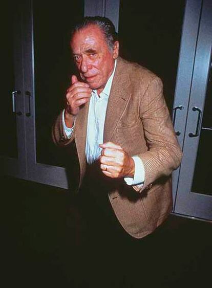 El novelista y poeta Henry, 'Hank', Charles Bukowski en 1987.
