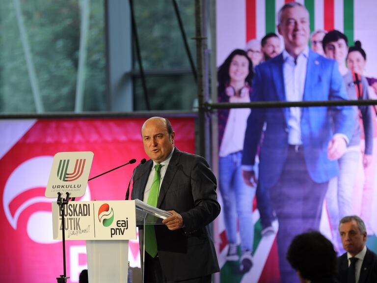 El presidente del PNV Andoni Ortuzar, presenta al lehendakari, Iñigo Urkullu, como candidato a la reelección en las elecciones del 12 de julio.