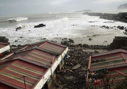 <b>Bermeo, una de las localidades que más ha sufrido el temporal,</b> acusó los destrozos sobre todo en el puerto y en los almacenes de los 'arrantzales'. Los pescadores aseguran que en muchas otras ocasiones, también han pasado "momentos muy malos".