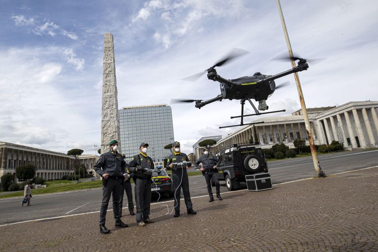 Agentes operan en Roma un dron para vigilar el respeto del confinamiento por el coronavirus