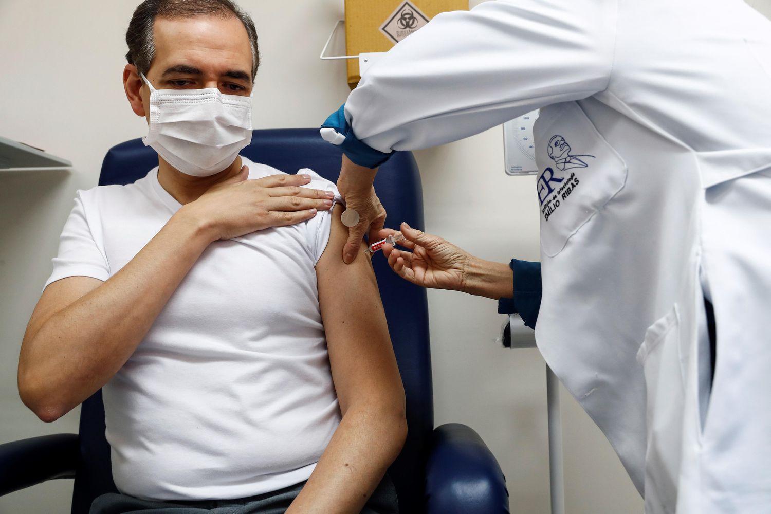 Un voluntario recibe la semana pasada en São Paulo la segunda dosis en los ensayos clínicos de la vacuna del coronavirus de  desarrollada por la empresa china Sinovac.