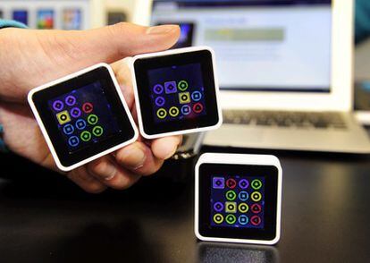 Esta especie de dados digitales se llama Sifteo. Conectados entre sí con wifi están preparados para la descarga de distintos juegos (puzzles de distinta dificultad, por ejemplo) desde la tienda de Sifteo.