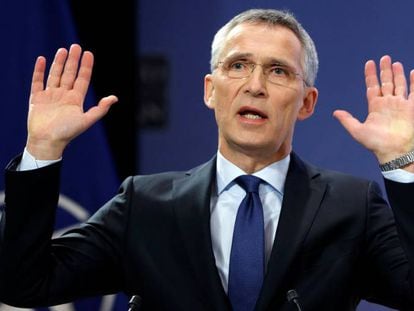 Jens Stoltenberg se dirige a la prensa en Bruselas.