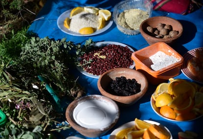 Las ofrendas para la tierra se presentan en cuencos de barro que  contienen granos de maíz molido, porotos negros y blancos, hierbas aromáticas, pasas de uva, azúcar, nueces, naranjas, mandarinas y limones.