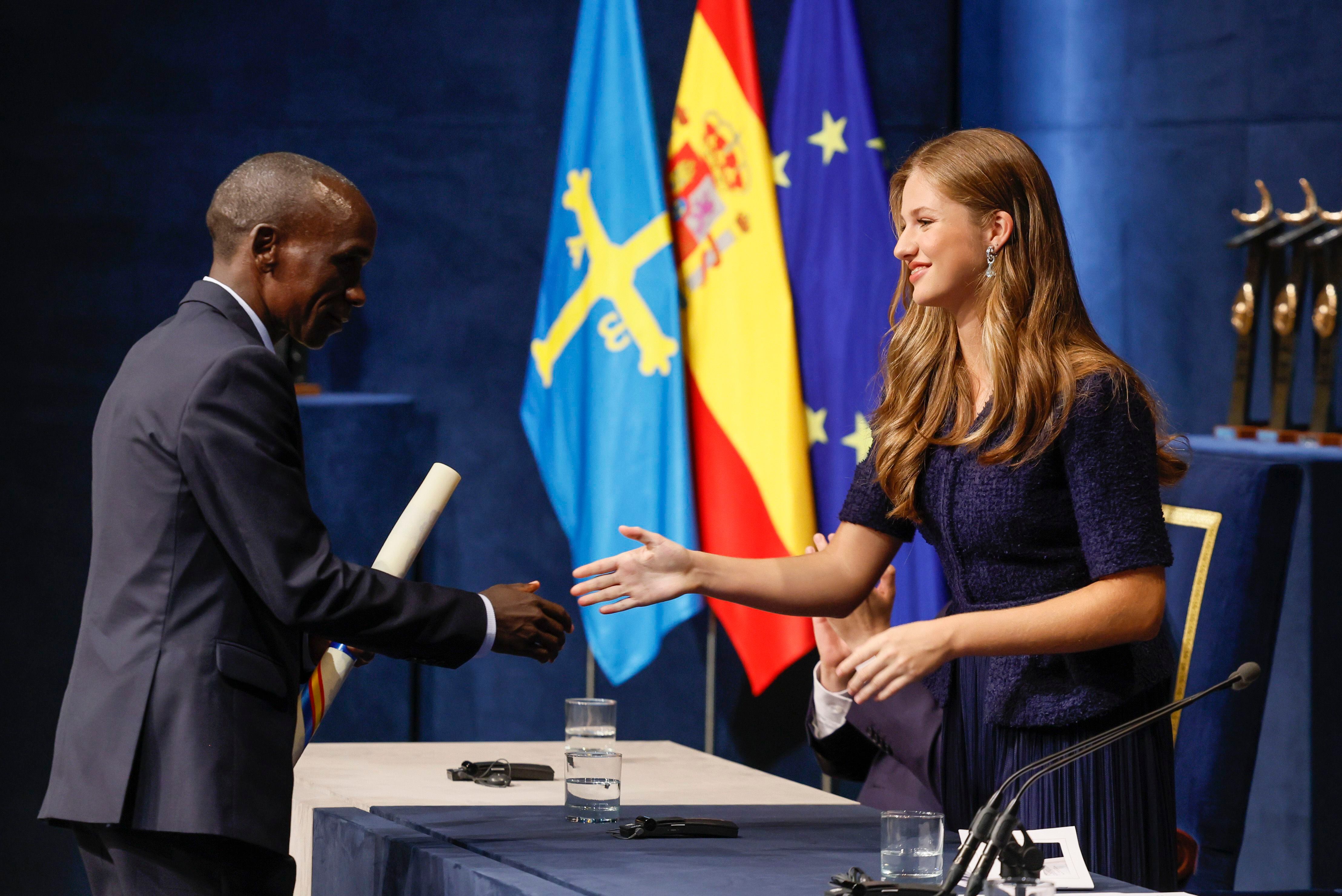La princesa Leonor saludaba al atleta keniano Eliud Kipchoge, premio Princesa de Asturias de los Deportes, durante la entrega del galardón, este viernes.