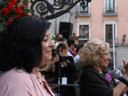 Almudena Grandes y la entonces alcaldesa, Manuela Carmena, en el balcón de la plaza de la Villa, durante el pregón de las fiestas de San Isidro de 2018.