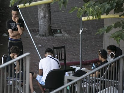 Joves migrants la setmana passada a Sant Pau del Camp, al Raval de Barcelona.