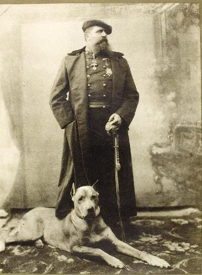 Retrato de Carlos María de Borbón Austria-Este, con un dogo.