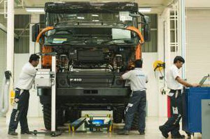 Varios ingenieros trabajan en la fabricación de un camión Scania. EFE/Archivo