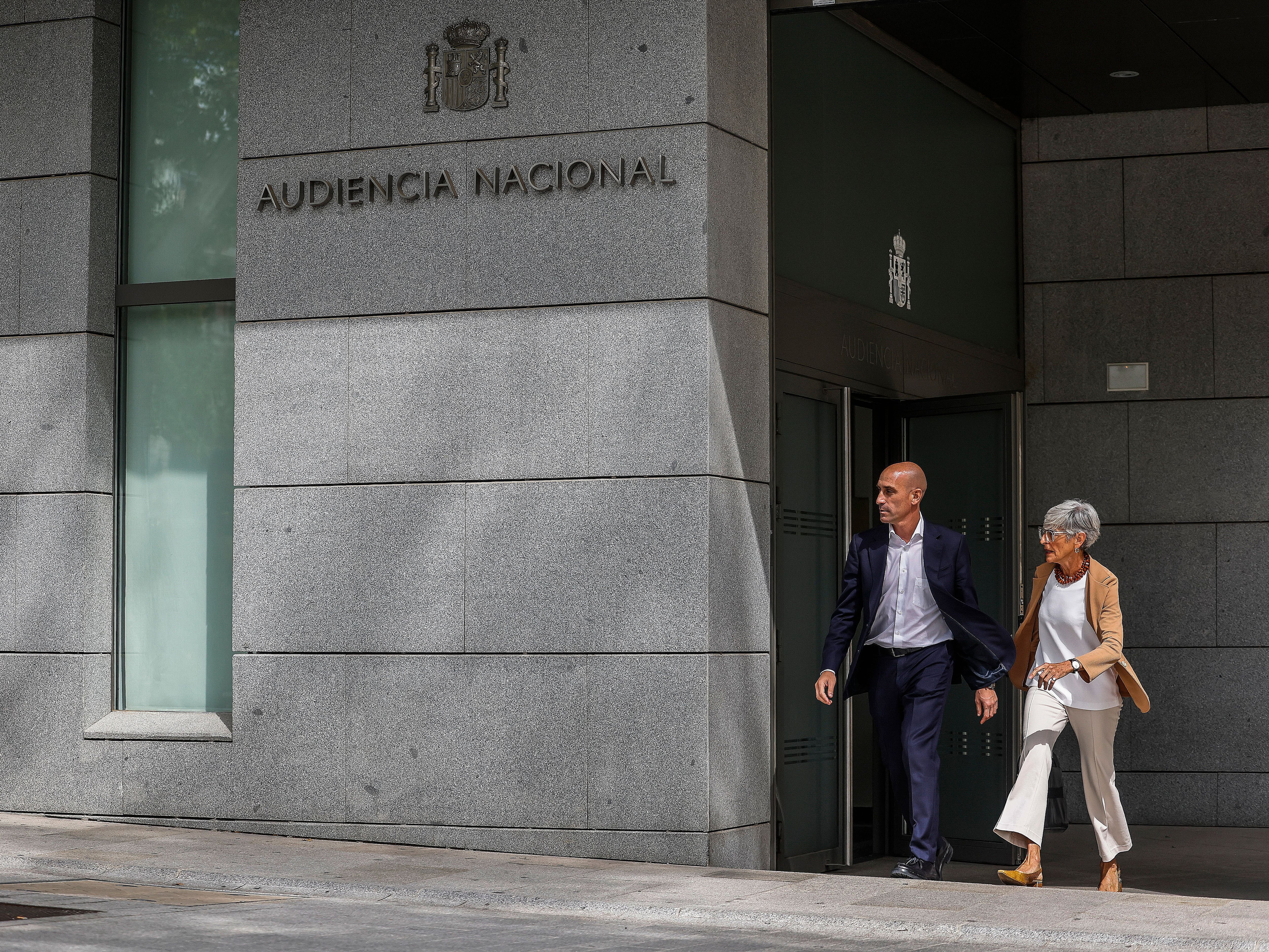 El ex presidente de la RFEF, Luis Rubiales, junto a su abogada en el caso por el beso no consentido a la futbolista Jenni Hermoso, a su salida de la Audiencia Nacional el pasado septiembre.