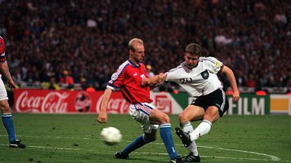 El alemán Oliver Bierhoff marca el gol de oro en la final de 1996 contra la República Checa en Wembley.