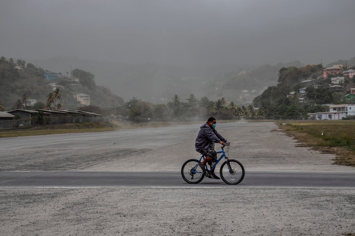 The eruption of the volcano La Soufrière three miles of evacuations and courtesies of light and water in San Vicente |  International