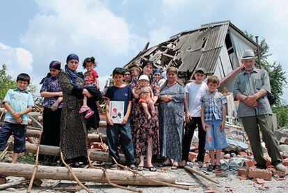 <b>La familia Kartoyev posa junto a las ruinas de lo que fue la casa de sus abuelos, cerca de Nazrán, en Ingusetia.</b>