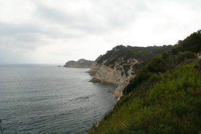 Costa de Xàbia (Alicante) a la altura de la cala del francés. Al fondo, el Cap Prim.