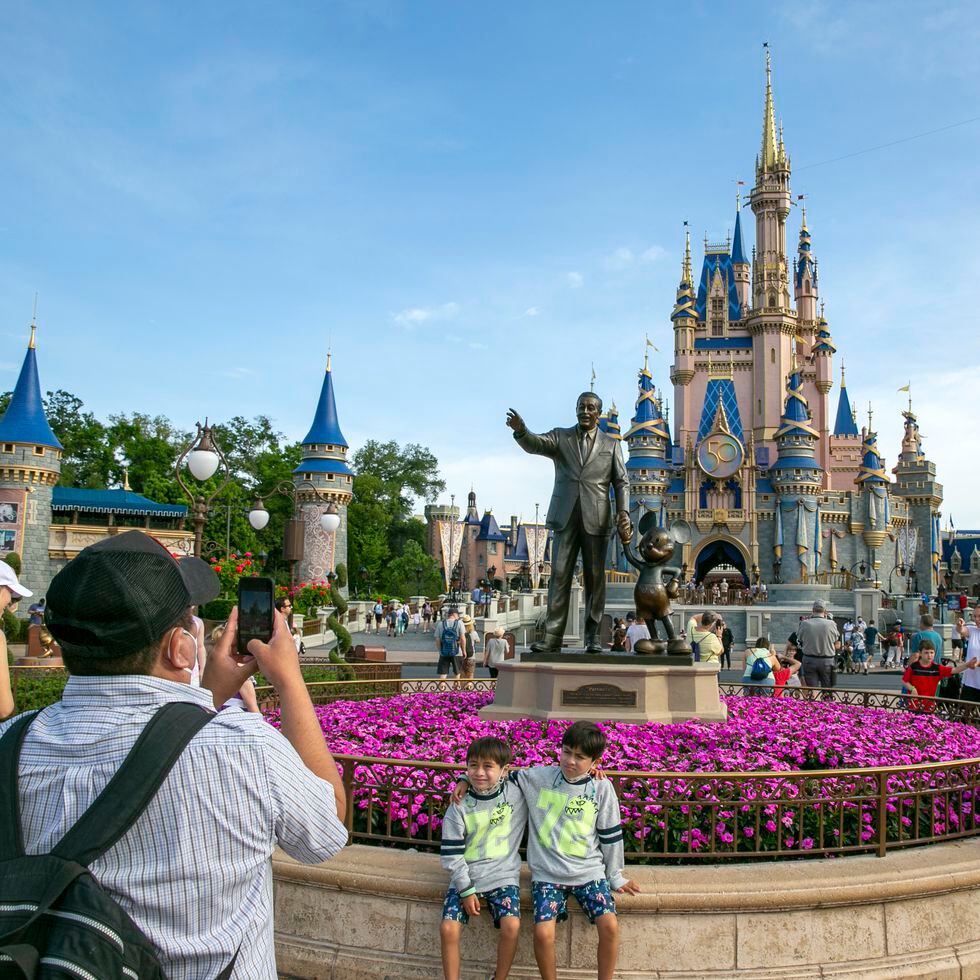 Disney recibe críticas por tener empleado varón vestido de mujer en uno de  sus parques - El Diario NY