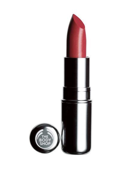 Barra de labios de la gama Colourglide de The Body Shop, hidratante, suave y con colores muy intensos. Su precio es de 11 euros.