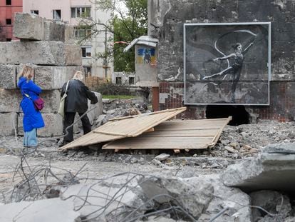 Ciudadanos de Irpin observan la destrucción de la invasión de Rusia en Ucrania.