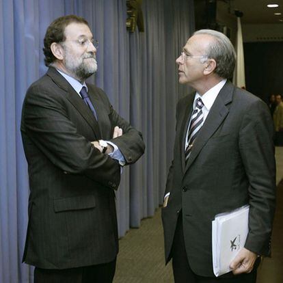 Mariano Rajoy habla con Isidre Fainé, presidente de La Caixa, en un acto en 2005 en Barcelona.