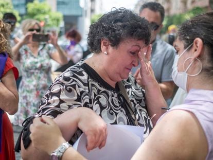 María Salmerón a la salida de los juzgados de Sevilla el 18 de mayo, cuando se le comunicó que tenía 15 días para entrar en prisión.