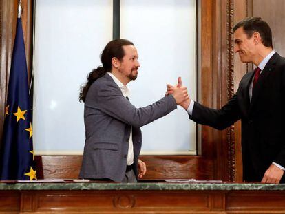 Pablo Iglesias i Pedro Sánchez se saluden després de firmar l'acord programàtic.