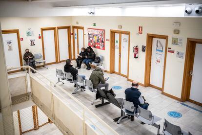 Varios pacientes esperan a ser atendidos en una de las cuatro plantas del centro de salud Buenos Aires, en el distrito de Puente de Vallecas (Madrid) el lunes. 